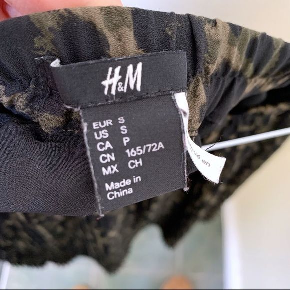 3/$30 H&M Pleated Mini - Picture 5 of 5